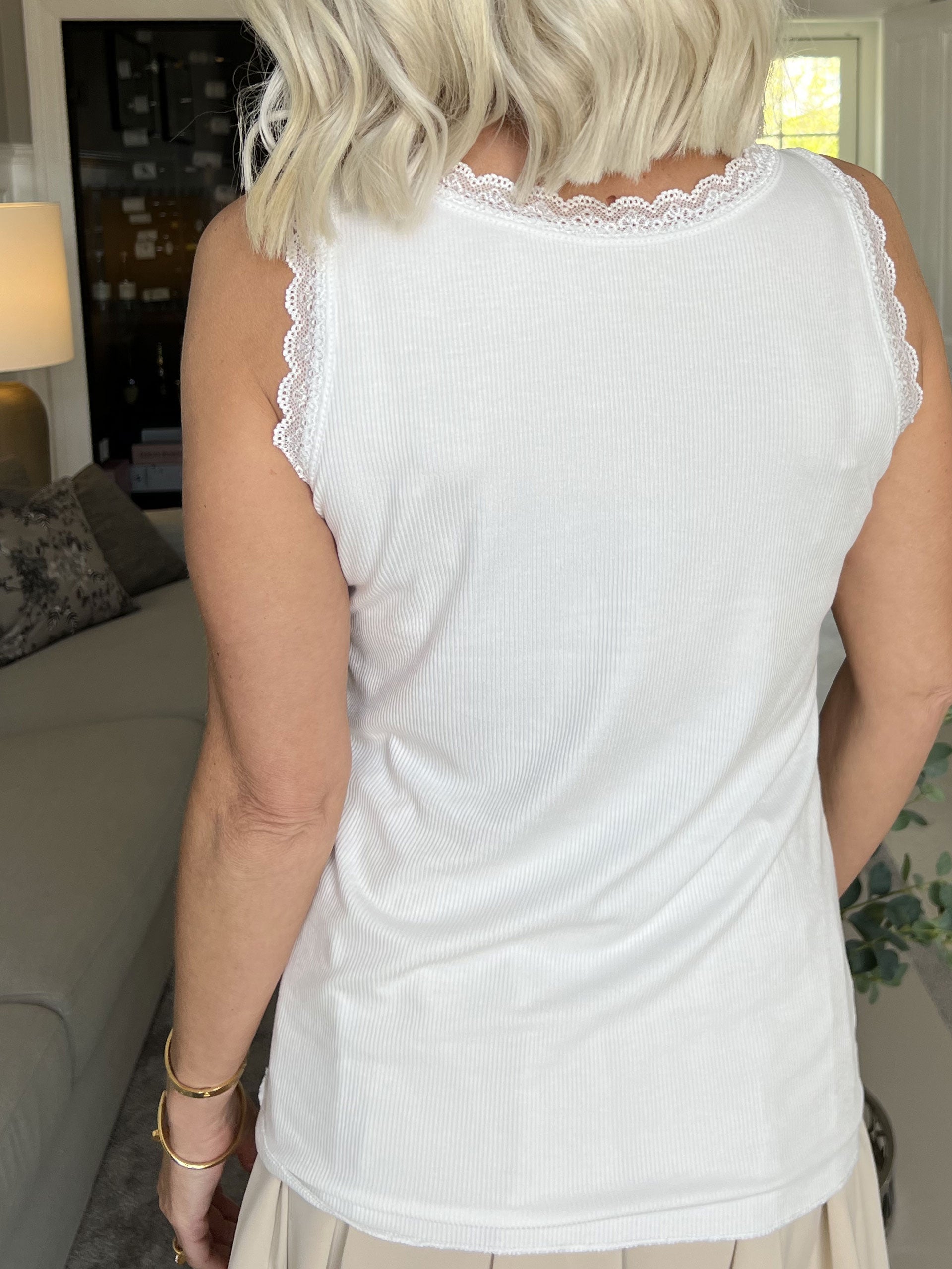 Ibina - Söt topp med resår och spetskant